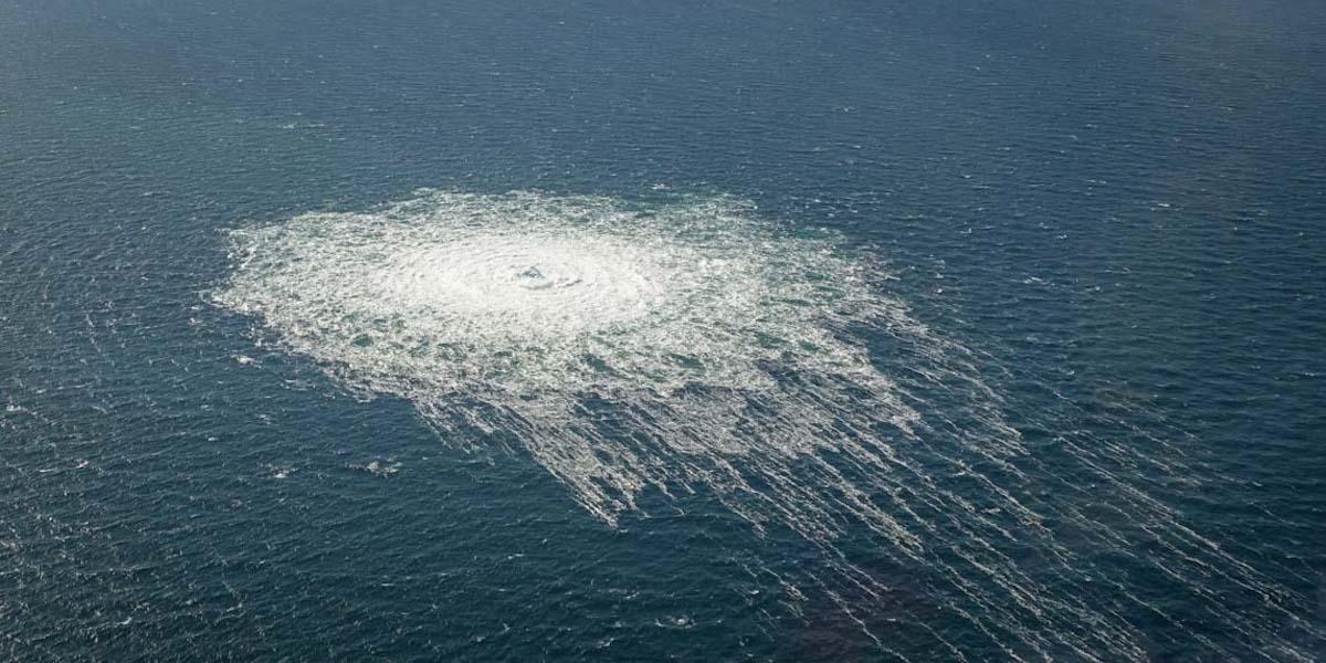 Bild på gasläckan ute till havs från undervattenskabeln Nordstream. Framtidens energilösningar flyttar nu allt mer ute till havs och riskerar geopolitiska intriger.