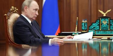 Fem gripna när Putin försöker få total kontroll
