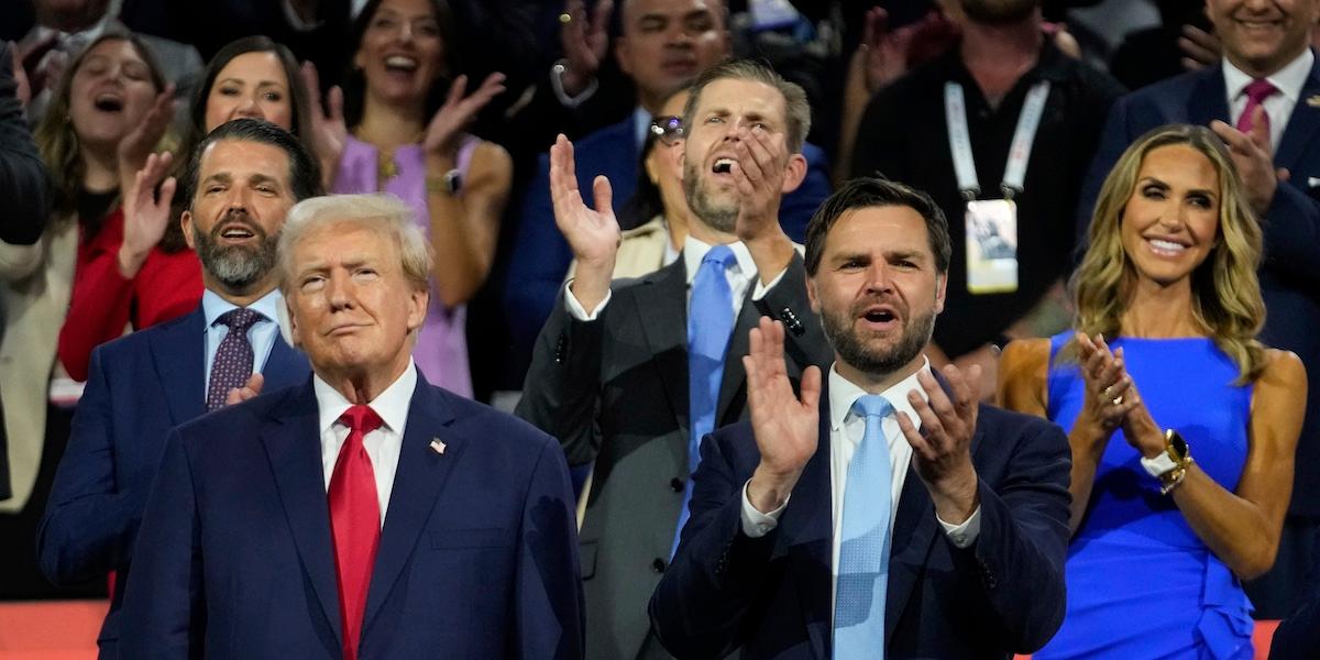 Bilden föreställer Donald Trump och hans vicepresidentkandidat J.D Vance. De står långt från varandra när det gäller konkurrensfrågor.