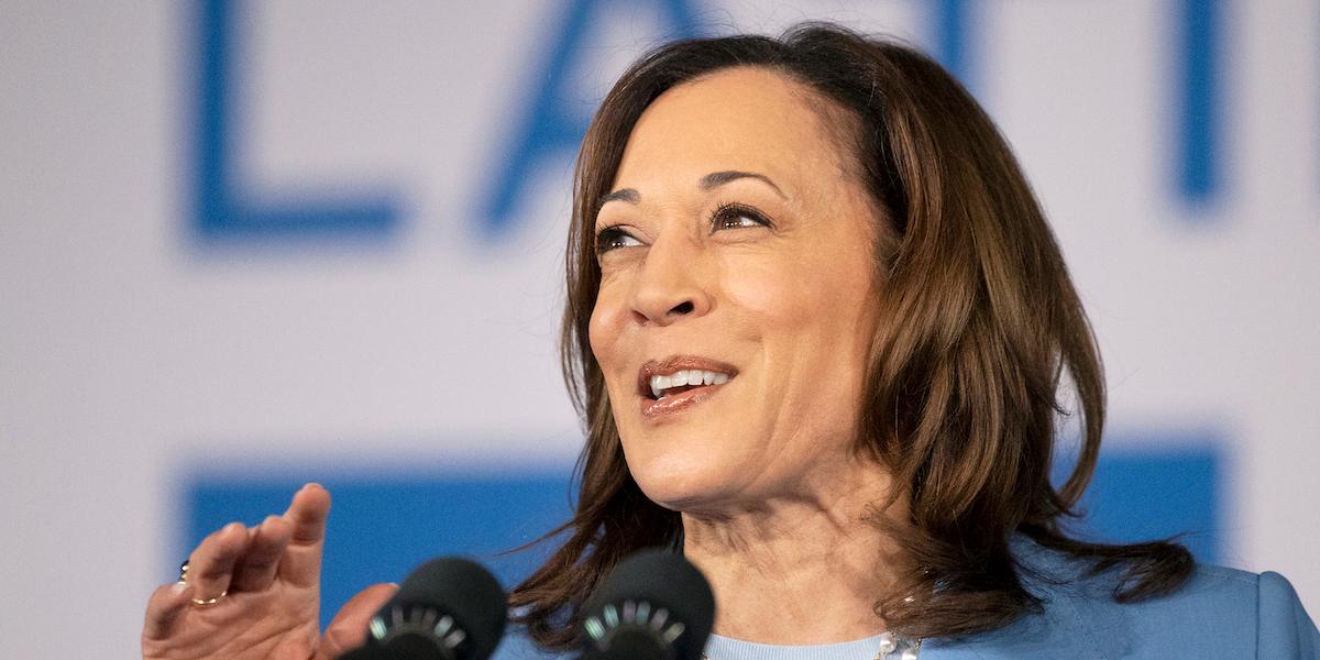 Ute ur leken eller inte? Inne, efter en stund ute i kylan säger de som vet om USA:s vice President Kamala Harris.