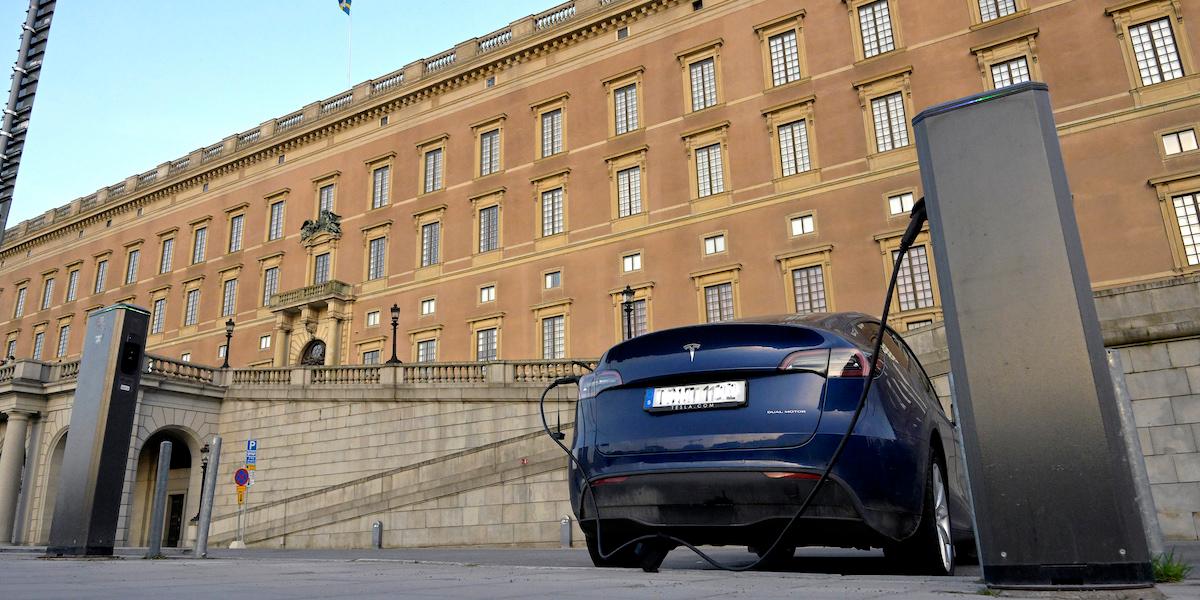 Att ladda bilen kan bli ett kungligt nöje. De nya elbilsbatterierna utan metall chockar branschen och har redan fått omdömet ”magiskt”.