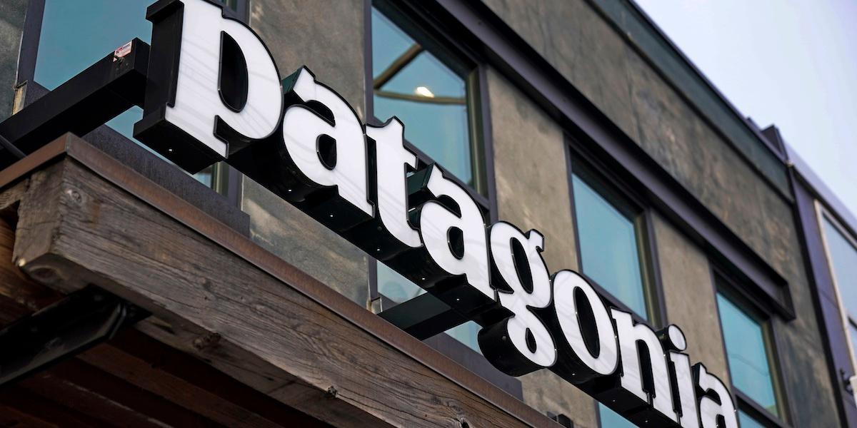 Bilden föreställer en skylt där det står Patagonia. Företaget har nyligen tvingat medarbetare att välja mellan att flytta långt bort eller lämna jobbet.