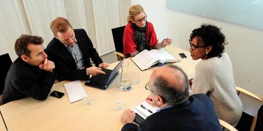 Kvinnor väntar med barn för att inte förlora i karriär