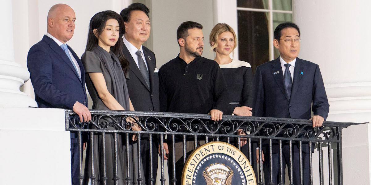 Bild på President Volodymyr Zelenskyj under NATO:s toppmöte i Washington. Han vet att har har stöd av sina amerikanska allierade nu.