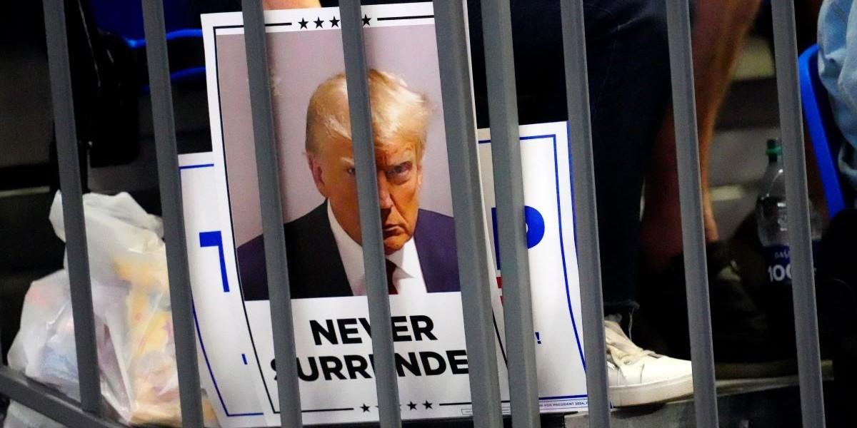 Först sågade Trump elbilar - sedan fick han en i gåva