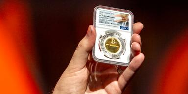 Donald Trump vill storsatsa på krypto framöver. På bilden syns en bitcoin som gavs till Trump vid en bitcoin-konferens förra året.