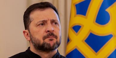 Ukrainas president Volodymyr Zelenskyj pressas nu på hemmaplan kring hur ett hållbart fredsavtal ska se ut.