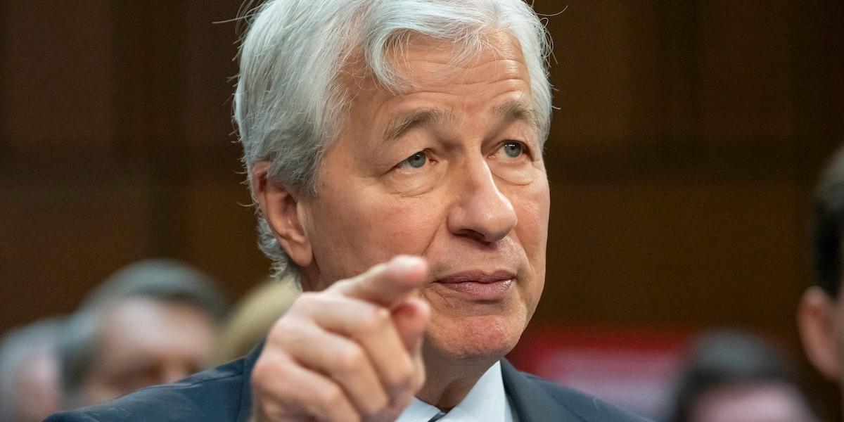 Jamie Dimon ser inga skäl att diskutera distansarbete längre (Foto: Alex Brandon/TT)
