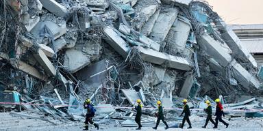 Jordbävningen i Myanmar uppmättes till 7,7 i magnitud och nådde även Thailand där en skyskrapa rasade i Bangkok. Seismolog Ari Tryggvason varnar för att dödstalet kan bli mycket högt – upp till 100 000. (Foto: Wason Wanichakorn/TT)
