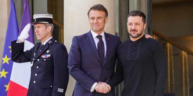Presidenterna Volodymyr Zelenskyj och Emmanuel Macron möts i dag i Paris inför det avgörande toppmötet om Europas stöd till Ukraina. (Foto: Ole Berg-Rusten/TT)