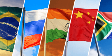Tjafset mellan EU och USA och en kylig syn på västs möjligheter leder till en ökad styrka i BRICS-alliansen. (Bild: Canva)