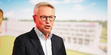 Industrilegendaren Björn Rosengren är på väg att tillträda som ordförande i bolaget som var tvungen att gå ut med en vinstvarning i fredags men nu får ett köpråd.