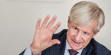 Finansmannen Carl Bennets aktie faller på rapporten och vd:n varnar för konsekvenserna av Trumps tullpolitik.