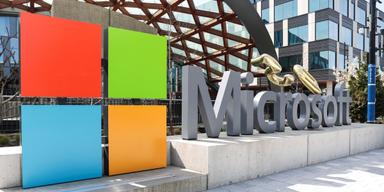 Microsoft är ett av innehaven i svenska jättefonden Swedbank Robur Technology. Men hur gör fonden med tech-aktierna i raset nu?