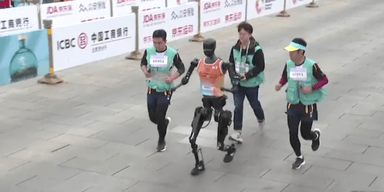 Här ser vi en av robotarna på väg in i mål. (Foto: CNN video)