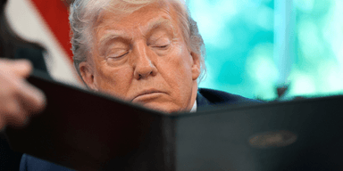 Bilindustrin är fly förbannad över Trumps tariffer. Nu får det vara nog. (Foto: Alex Brandon/AP/TT)