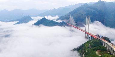 Det här är Beipanjiang-bron i kinesiska Guizhou-provinsen som med sina 565 meter över flodytan länge var en av världens högsta broar. Det blir snart ändring på.