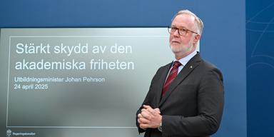 Utbildningsminister Johan Pehrson (L) betonar vikten av att stå upp för akademisk frihet under en pressträff på Rosenbad, samtidigt som regeringen tillsätter en utredning för att stärka skyddet för forskare i Sverige. (Foto: Anders Wiklund / TT)