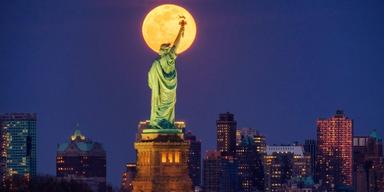 Det är inte lika trångt med turister kring Frihetsgudinnan i New York som vanligt.