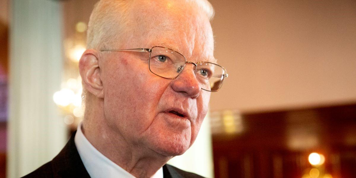 Börsexperten lockas av rabatten i Fredrik Lundbergs aktie.