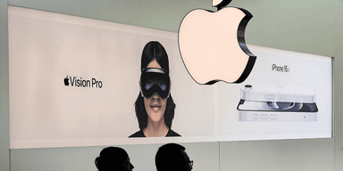 Apple kan tappa en stor del av sina intäkter. (Foto: Andy Wong/AP/TT)