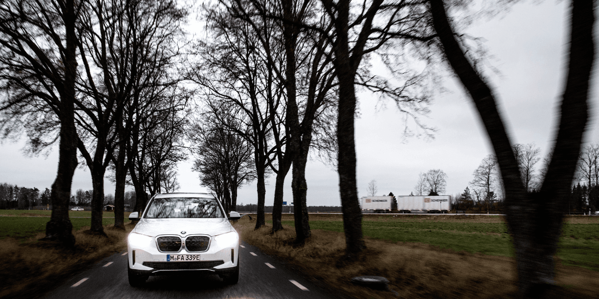 En BMW iX3. Biljättens vd uttalar sig nu om vikten av att inte satsa allt på elbilar