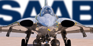Saab stridsflygplan med Saabs logga i bakgrunden