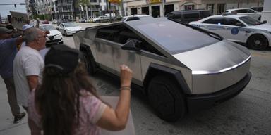 Protester mot Tesla och och Elon Musk har skapat ett lager av osålda Cybertruckar. (Foto: Rebecca Blackwell AP/TT)