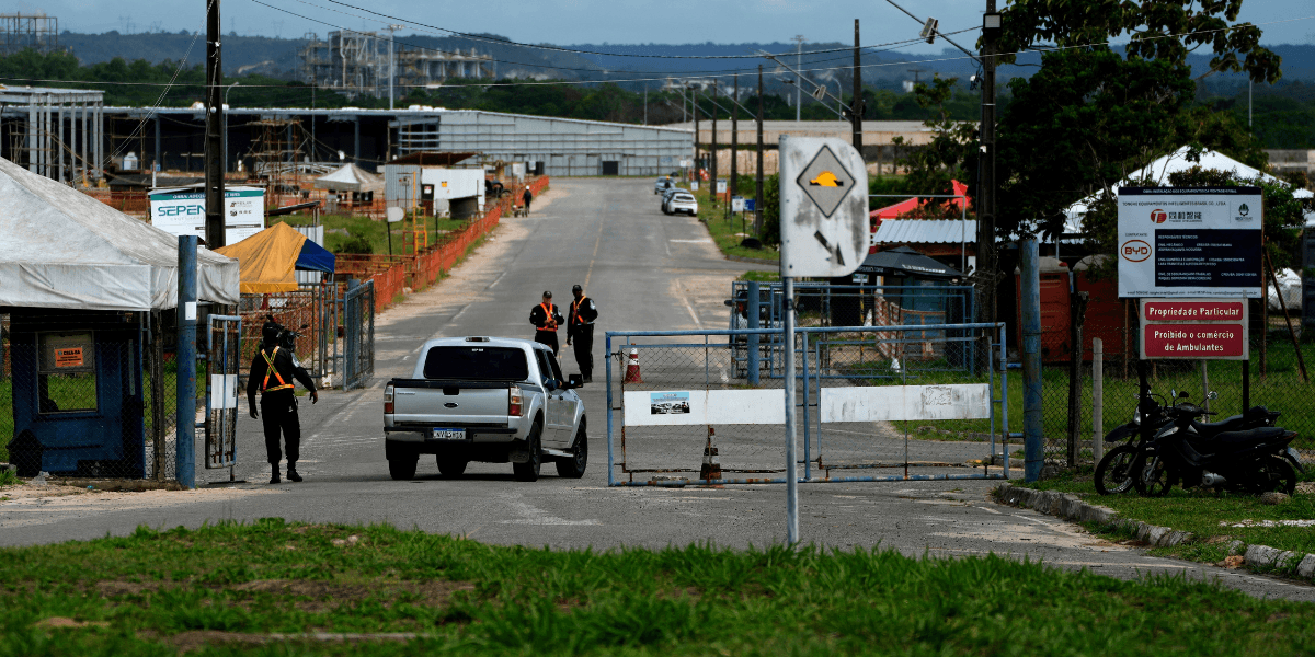 De kinesiska arbetarna i Brasilien har levt i misär. (Foto: Eraldo Peres/AP/TT)