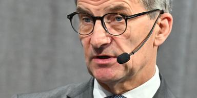 Riksbankschefen Erik Thedéen valde att inte sänka räntan nu i maj.
