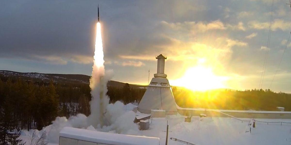 Satellituppskjutning från Esrange ,som får en allt mer strategisk betydelse, när även Sverige rustar för krig i rymden.