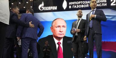 Besökare vid Gazproms monter vid International Gas Forum i St. Petersburg, 2024.