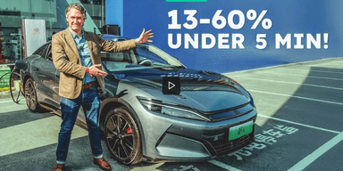 Här står en amerikansk journalist och visar hur det var att ladda denna bil. (Foto: Inside EV Youtube)