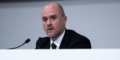 Nissans vd Ivan Espinosa deltar i en presskonferens för att tillkännage de finansiella resultaten för räkenskapsåret 2024 i Yokohama. (Foto: Louise Delmotte/AP/TT)