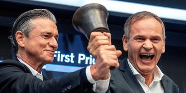 Lutz Meschke och Oliver Blume glada för alla pengar. (Foto: Michael Probst/AP/TT)