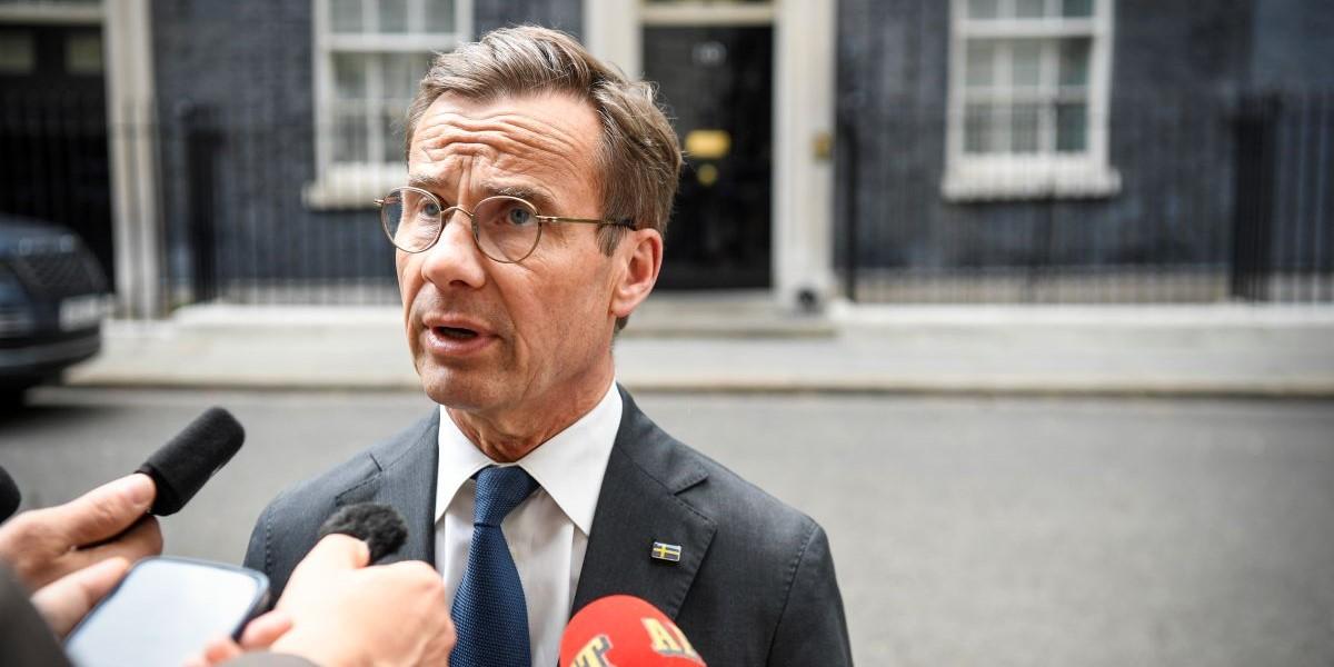 Statminister Ulf Kristersson lämnar via sin pressekreterare besked om att regeringen inlett ett arbete för att se över reglerna för aktieägande.