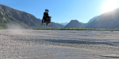 Volonaut Airbike flyter fram i luften. (Foto: Volonaut)