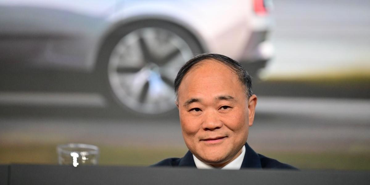 Volvo Cars var en av aktierna som Avanzas miljonärer bottenfiskade i april. På bilden bolagets kinesiska styrelseordförande Eric Li (Li Shufu) vid Volvo Cars bolagsstämma senast.