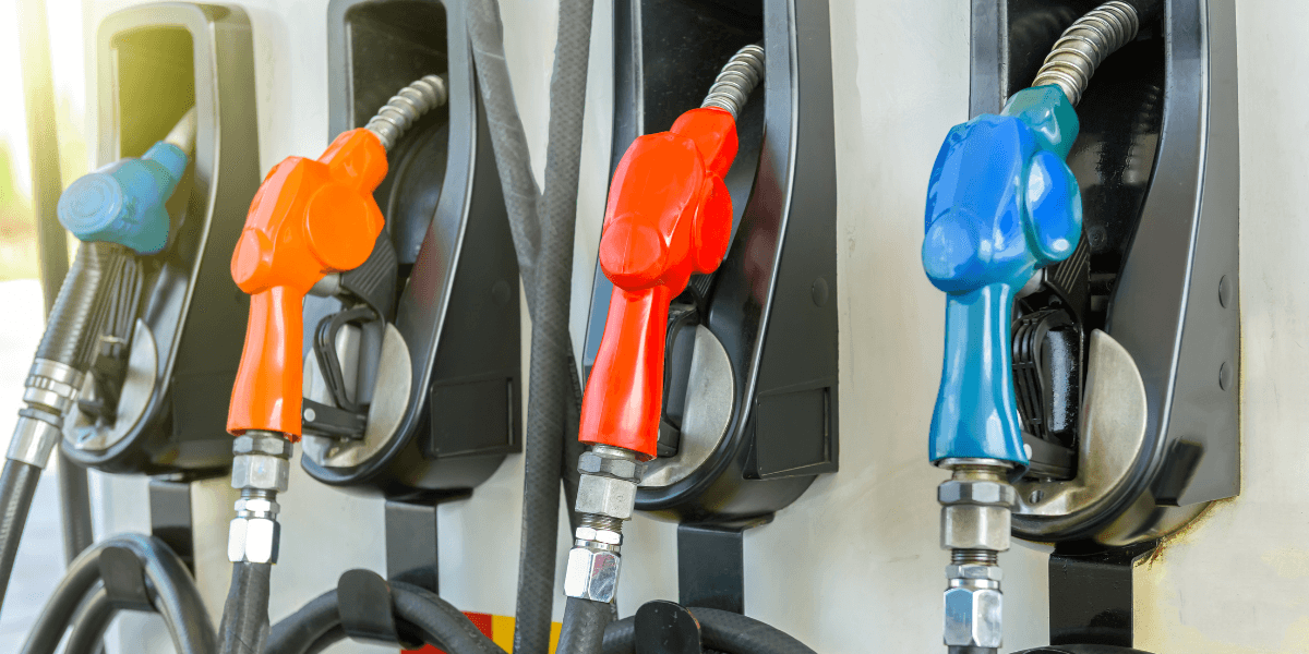 Oavsett valet i Sverige så kommer bensinpriset höjas. (Foto: Canva)