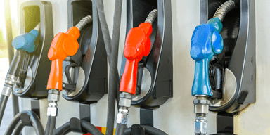 Oavsett valet i Sverige så kommer bensinpriset höjas. (Foto: Canva)