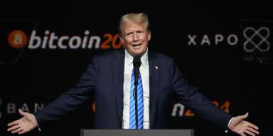 Donald Trump talade på Bitcoin-konferens redan i juli 2024. Nu har han egen valuta och bjuder på kryptomiddag för investerare