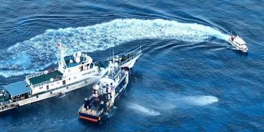 Det var spänt läge på onsdagen när Kinas kustbevakning använde vattenkanoner mot ett filippinskt forskningsfartyg i Sydkinesiska havet.