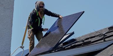 Solceller till hushåll står inte högt i kurs i USA:s nya budget och gröna börsbolag kraschar som följd.