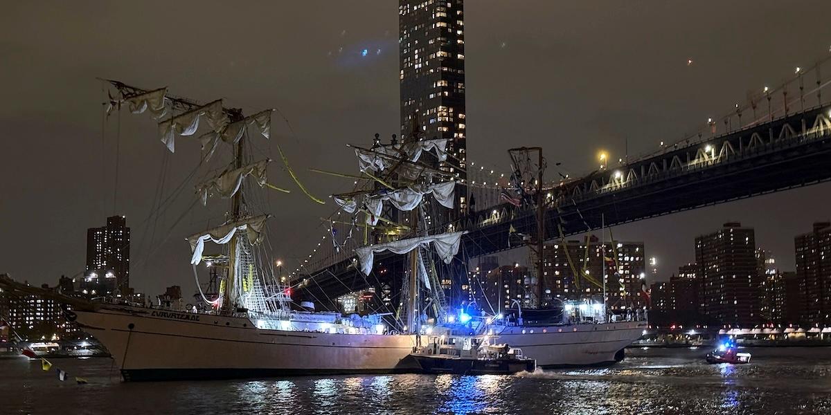 Det mexikanska övningsfartyget Cuauhtémoc drabbades av ett tekniskt fel på lördagskvällen och kraschade in i Brooklyn Bridge.
