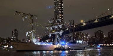 Det mexikanska övningsfartyget Cuauhtémoc drabbades av ett tekniskt fel på lördagskvällen och kraschade in i Brooklyn Bridge.