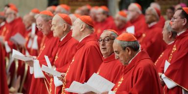 Kardinaler samlade till mässa i Peterskyrkan under sorgedagarna efter påve Franciskus bortgång. (Foto: Gregorio Borgia/TT)