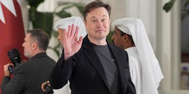 Elon Musk hotar demonstranter