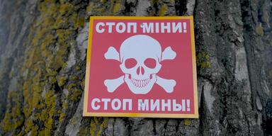 Landminor sprids i Ukraina, och nu blickar Rysslands grannar åter igen mot det förbjudna vapnet.