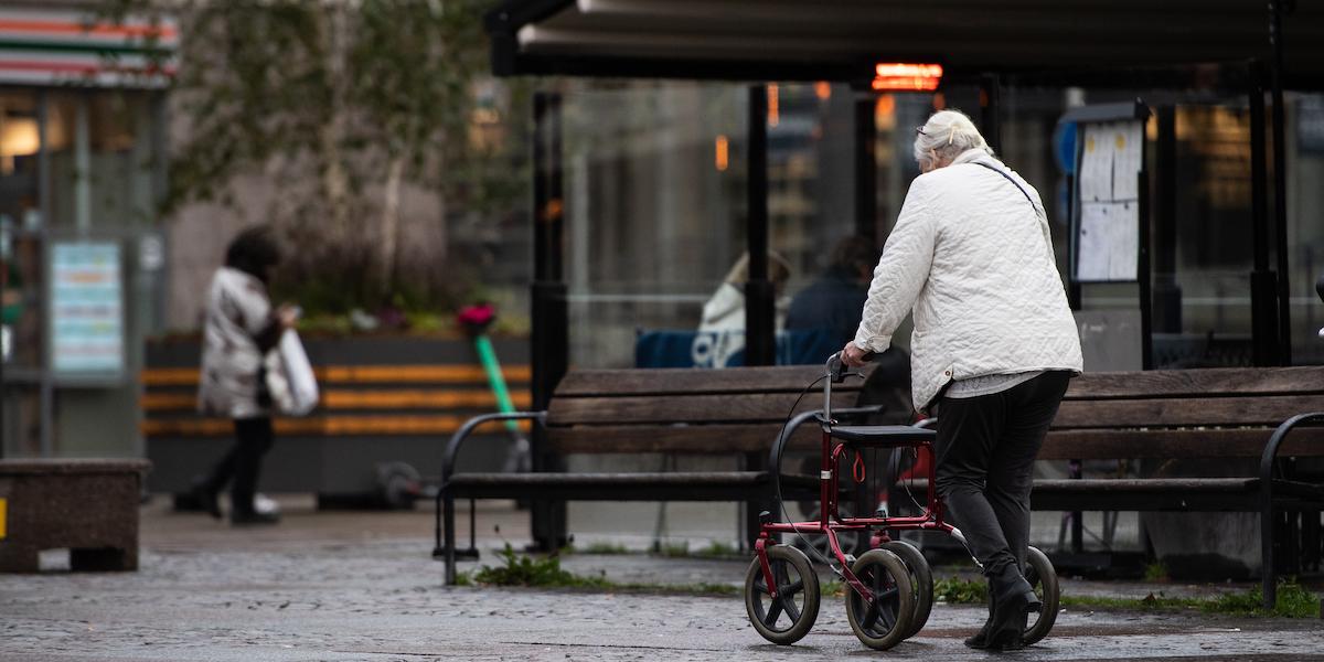Gränsen för att anses vara en fattigpensionär i Sverige går där din pension inte räcker till grundläggande behov