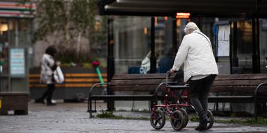 Gränsen för att anses vara en fattigpensionär i Sverige går där din pension inte räcker till grundläggande behov